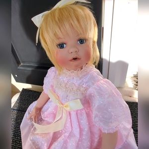 "Paradise Galleries" Purveyor Of the World's Finest PORCELAIN DOLLS Numbered New